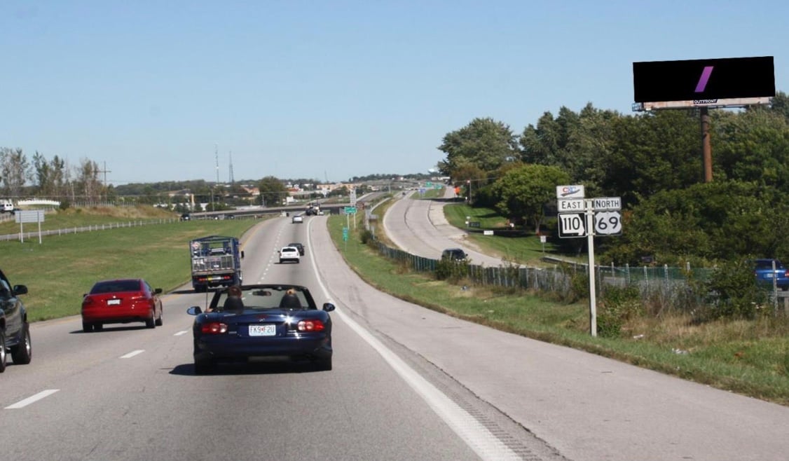 I-35 .70 mi N/O Pleasant Valley Rd. E/S F/S Media