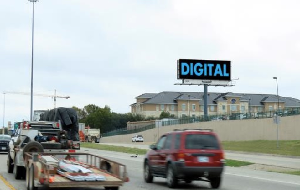 DIGITAL Tom Landry Hwy SS 0.2mi E/O Cooper St F/W - 2 Media