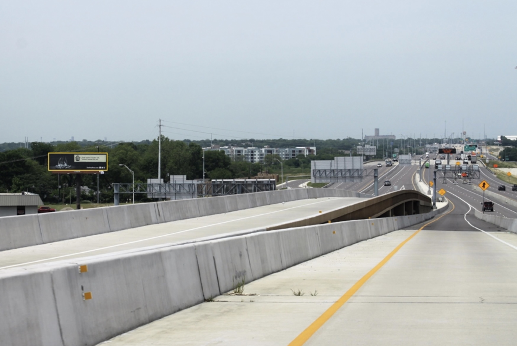 I-35W ENTRANCE AT 727 N. FREEWAY W/S Media