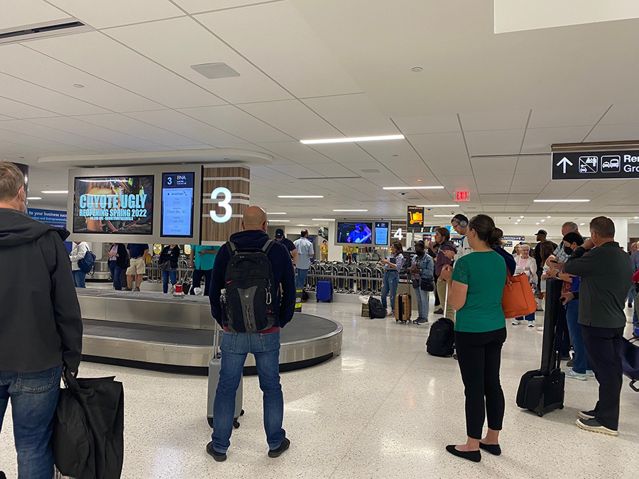 20 LCD screens hung above Baggage Claim Media