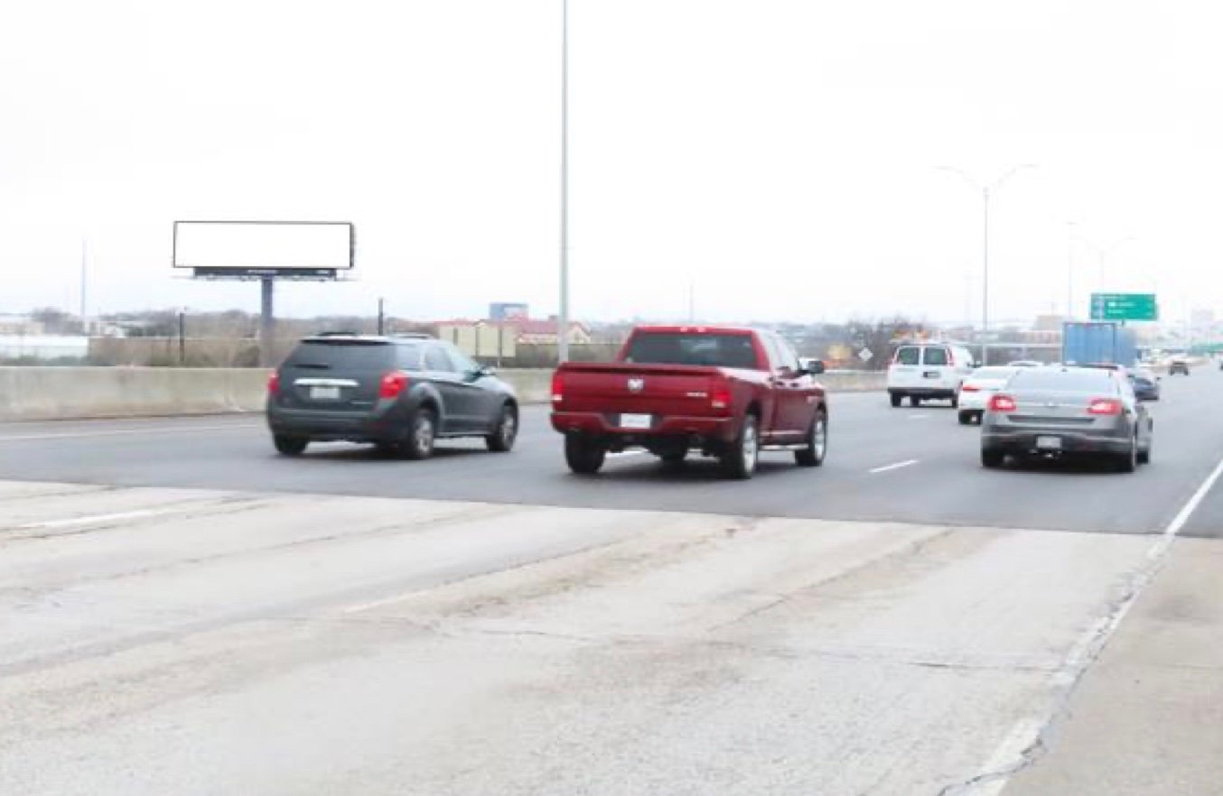 Tom Landry Hwy  (I-30) SS 0.4mi W/O Beach St F/E - 1 Media