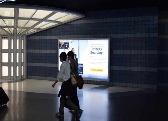 Package of 3/United Tunnel to Concourse B/C Arrivals Media