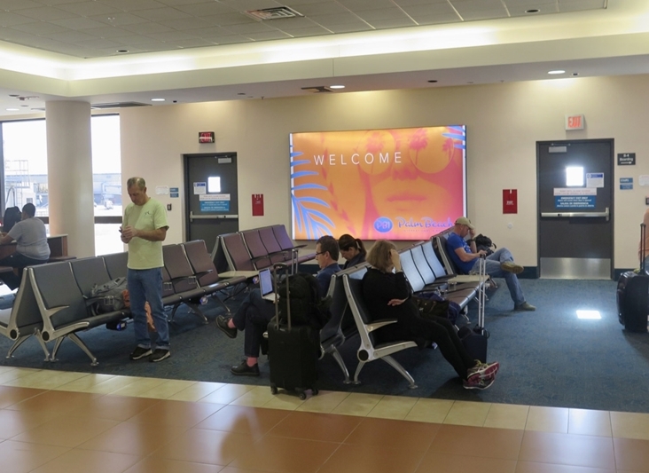 Lit Tension Fabric Display located in the gatehold area between gates B2 & B4 reaching both arrivals and departures in this concourse Media