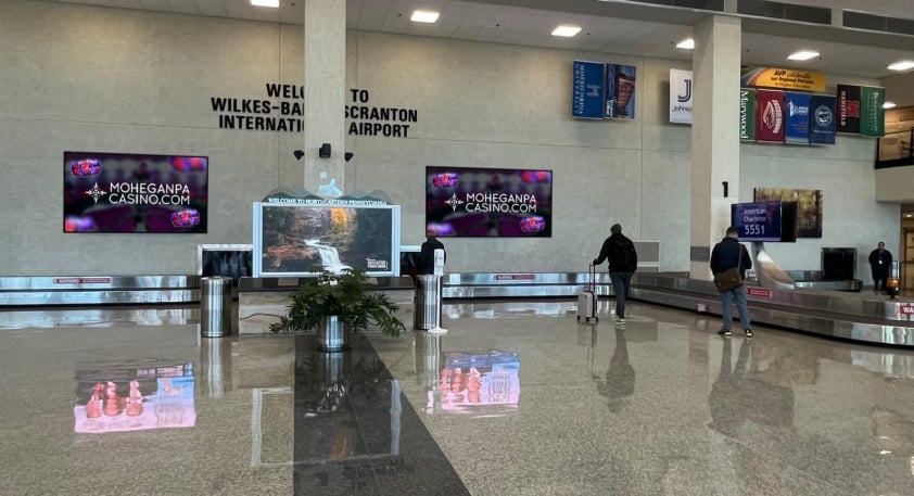 Package of Two Video Wall Screens in Baggage Claim Media