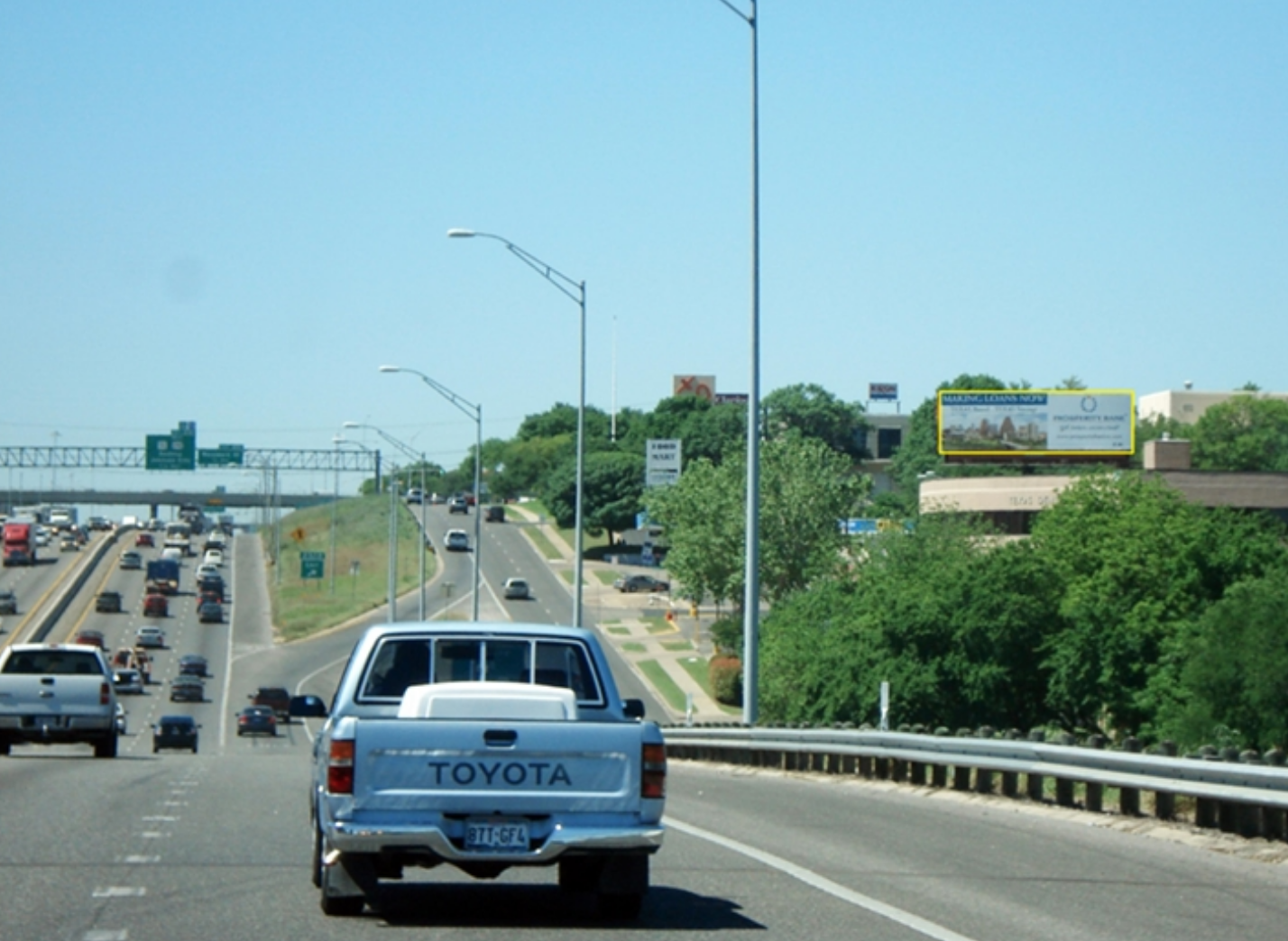 I-35 S W/S .25 MI N/O OLTORF Media