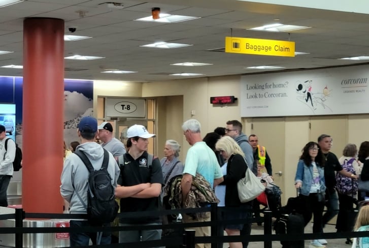 BAGGAGE CLAIM WALL DISPLAY Media